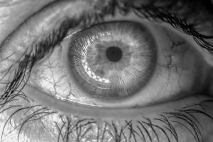 عوارض لنز رنگی در چشم
